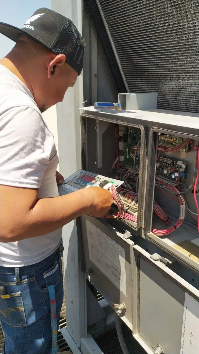 Revisión de controles y cableado de gabinete comercial — MR Refrigeración en Guadalajara