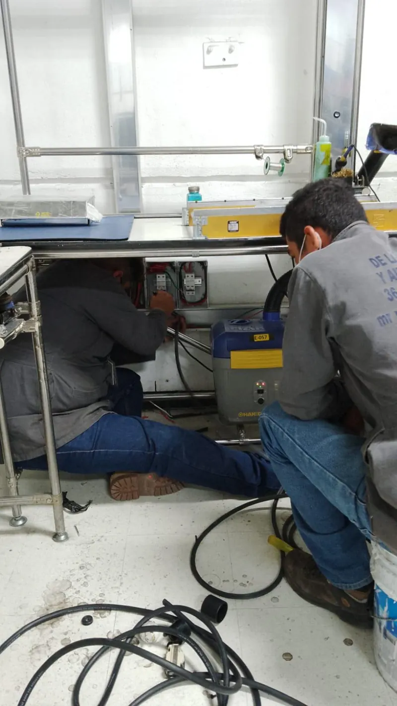 Revisión de equipo comercial con mangueras de servicio — MR Refrigeración en Guadalajara