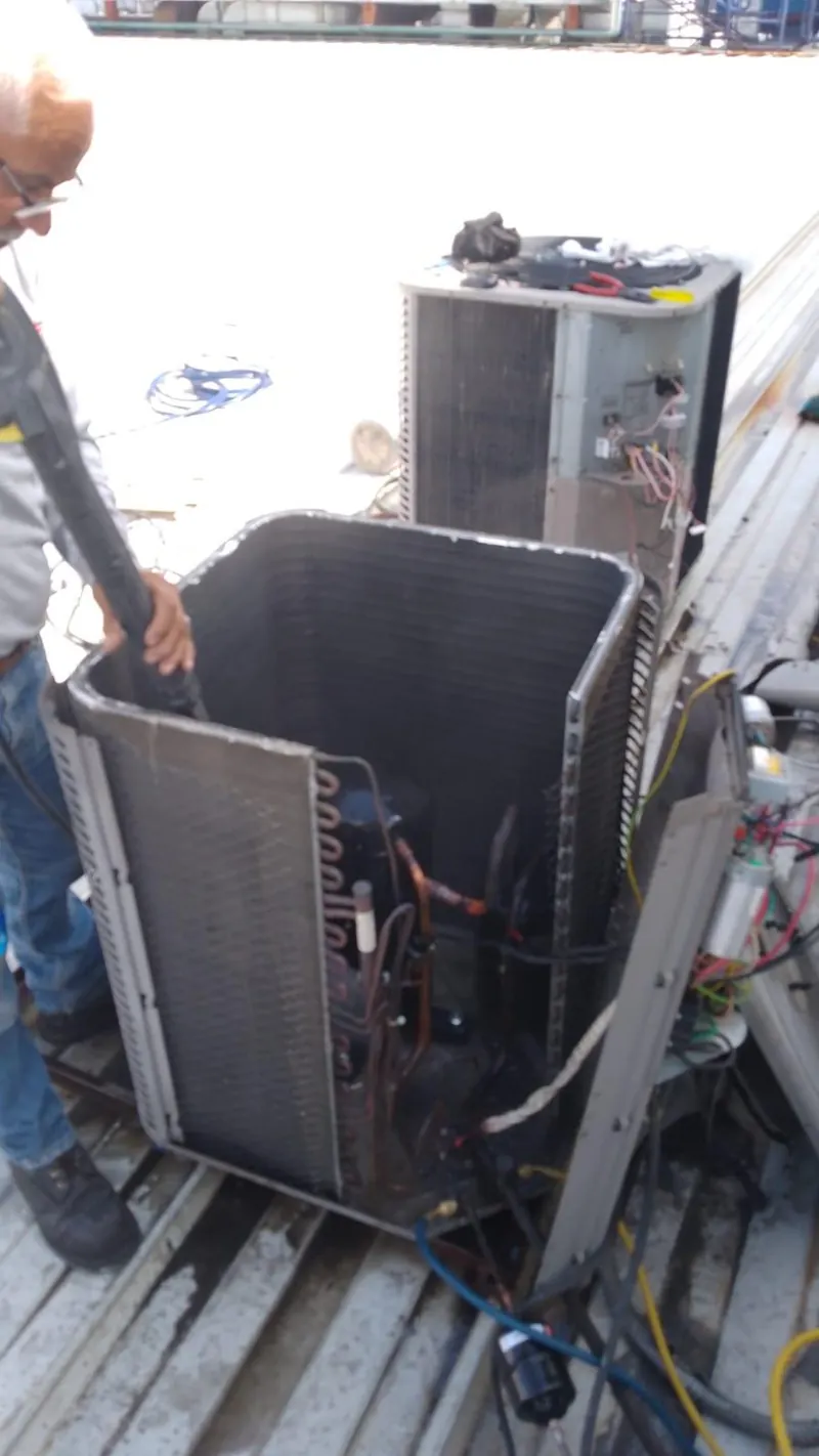Revisión de serpentín de equipo exterior — MR Refrigeración en Guadalajara