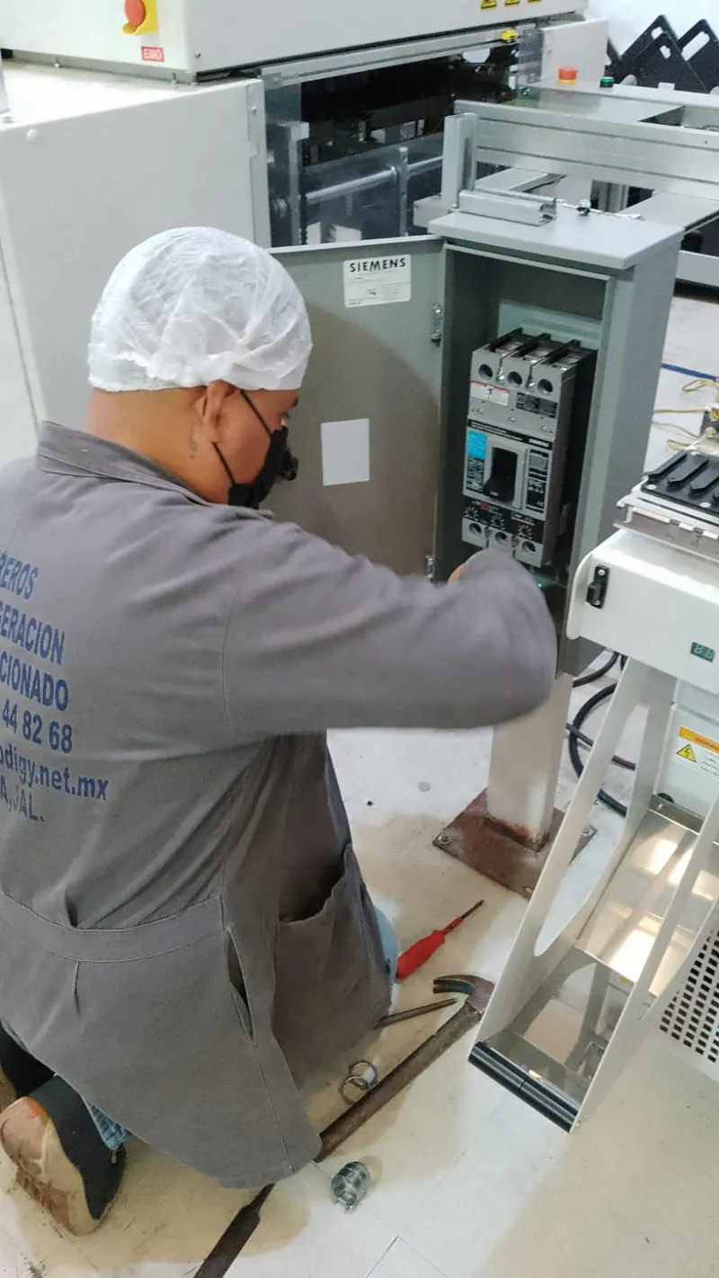 Revisión de tablero de control en equipo comercial — MR Refrigeración en Guadalajara