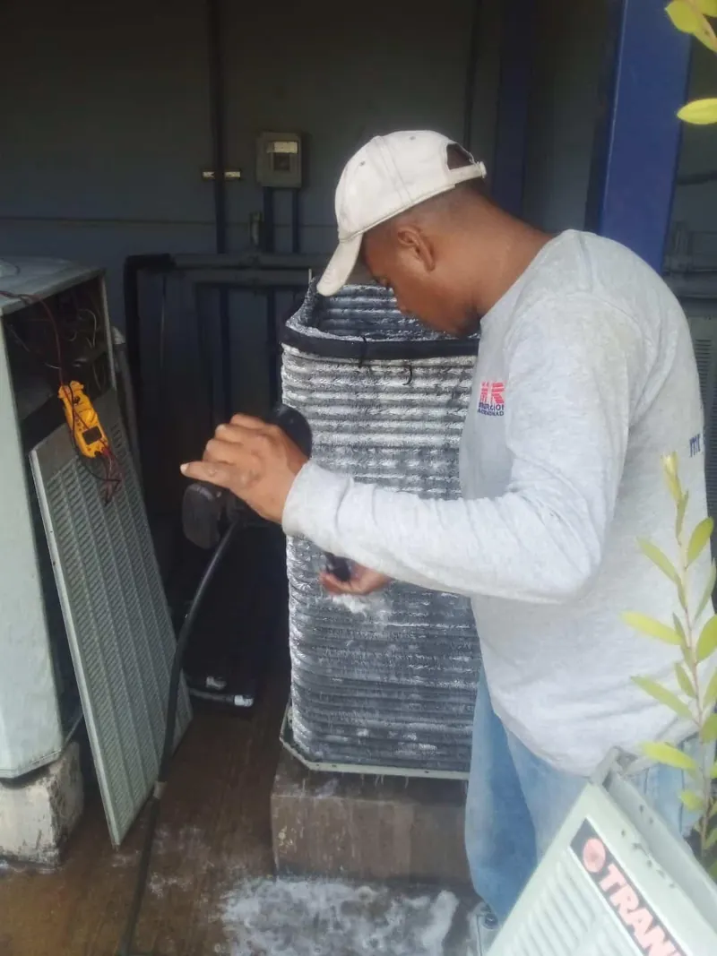 Revisión de tablero de equipo exterior — MR Refrigeración en Guadalajara