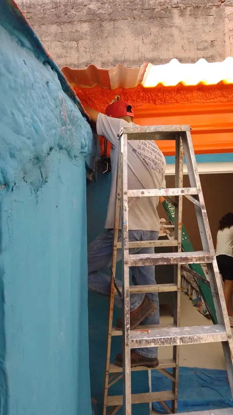 Revisión de techo junto a puerta de cámara fría — MR Refrigeración en Guadalajara