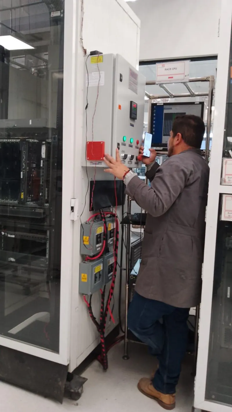 Revisión de tuberías de cobre en gabinete comercial — MR Refrigeración en Guadalajara