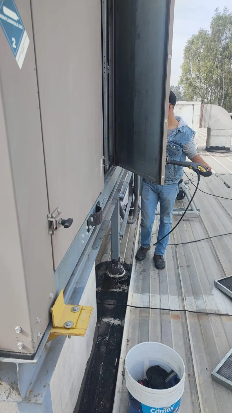 Revisión de unidad exterior instalada junto a muro — MR Refrigeración en Guadalajara
