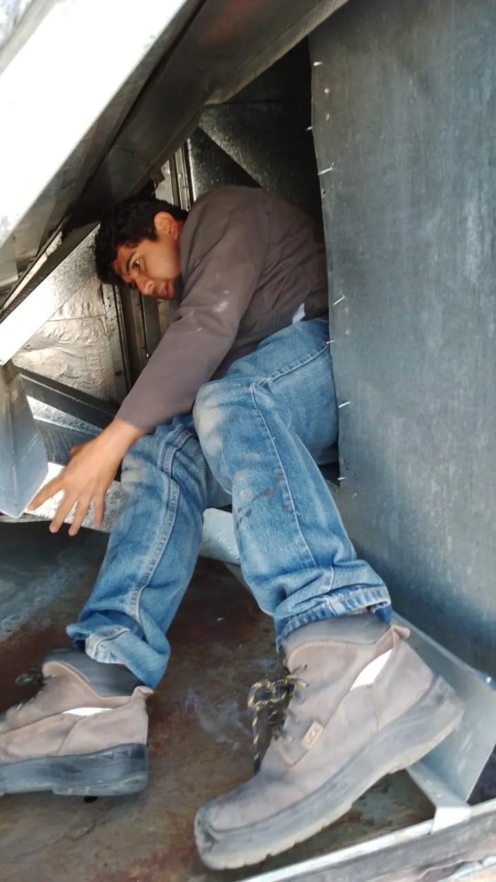 Revisión técnica dentro de gabinete abierto — MR Refrigeración en Guadalajara