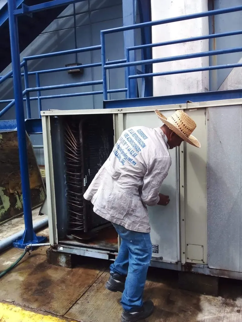 Servicio a condensadora con gabinete abierto — MR Refrigeración en Guadalajara