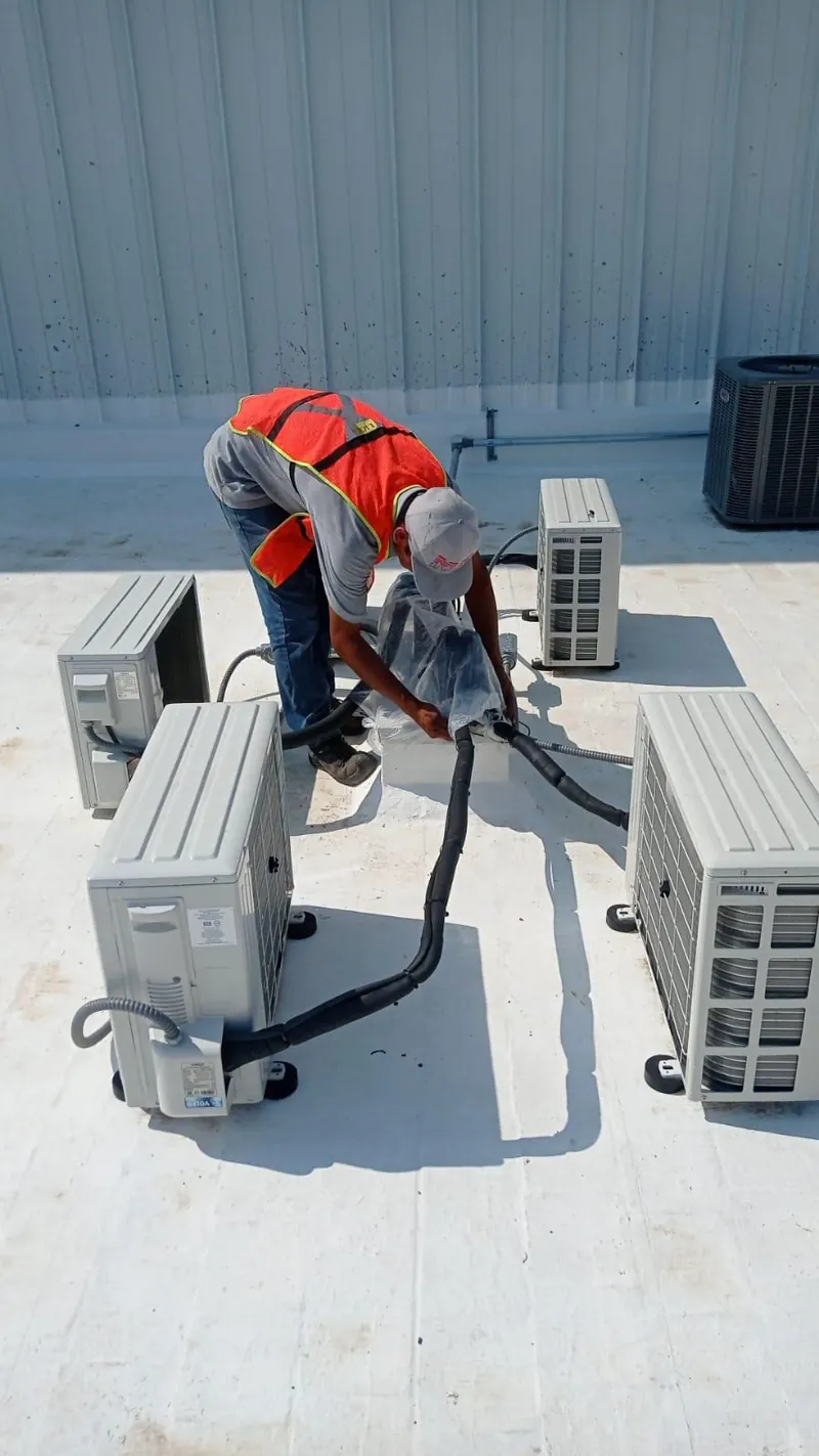 Servicio a condensadoras junto a fachada metálica — MR Refrigeración en Guadalajara