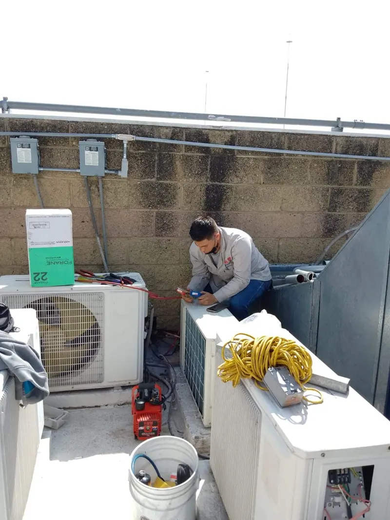 Servicio a condensadoras junto a muro exterior — MR Refrigeración en Guadalajara