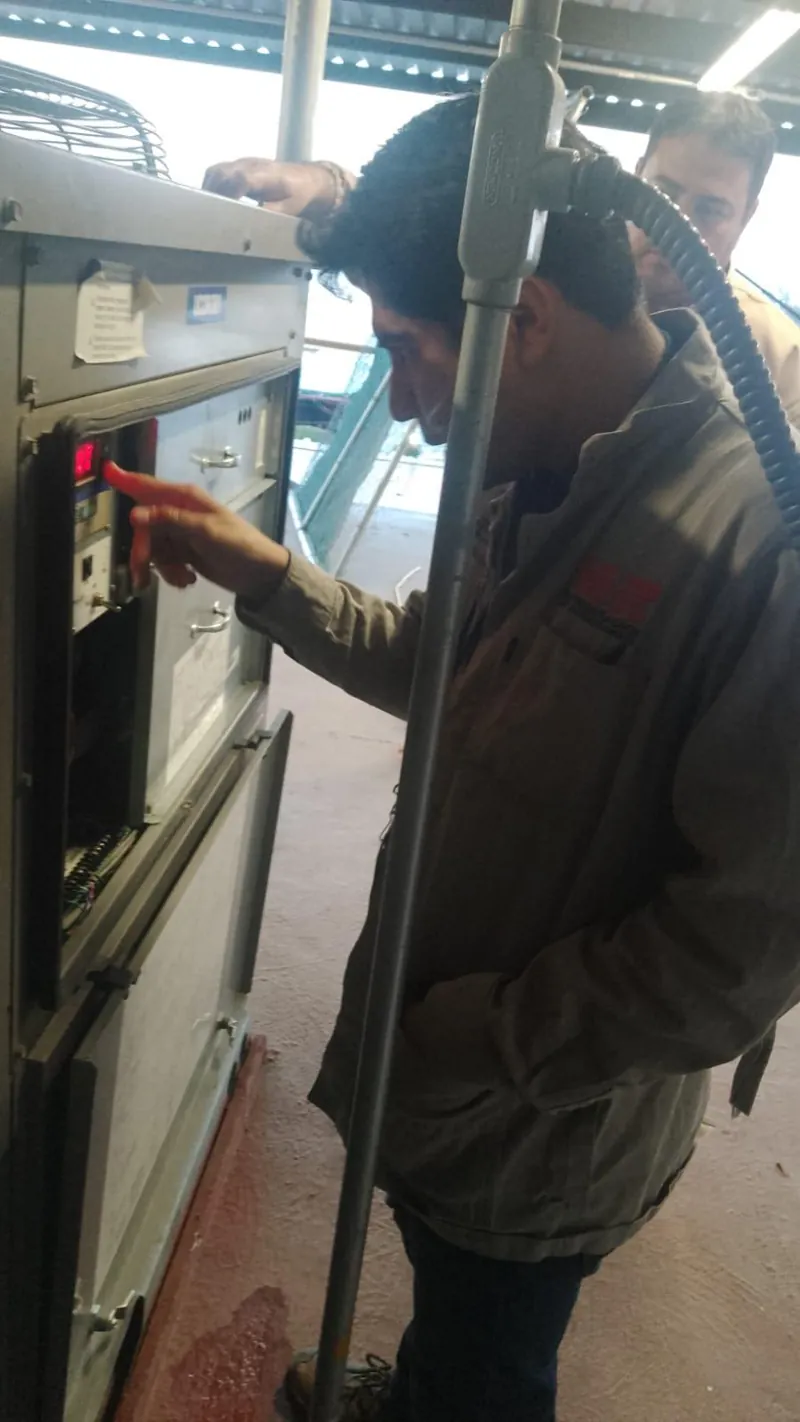 Servicio a conexiones laterales de gabinete comercial — MR Refrigeración en Guadalajara