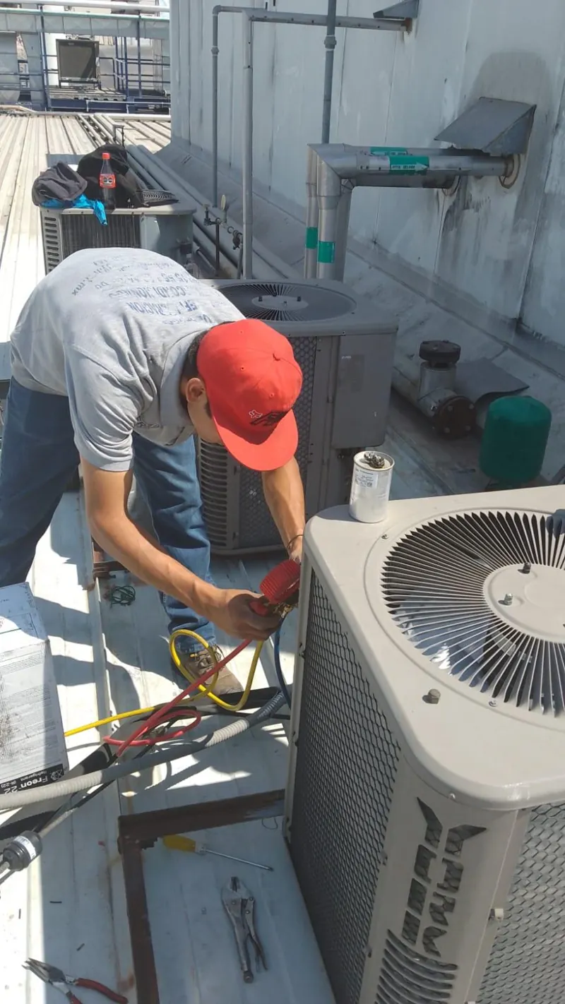 Servicio a equipo condensador en área exterior — MR Refrigeración en Guadalajara