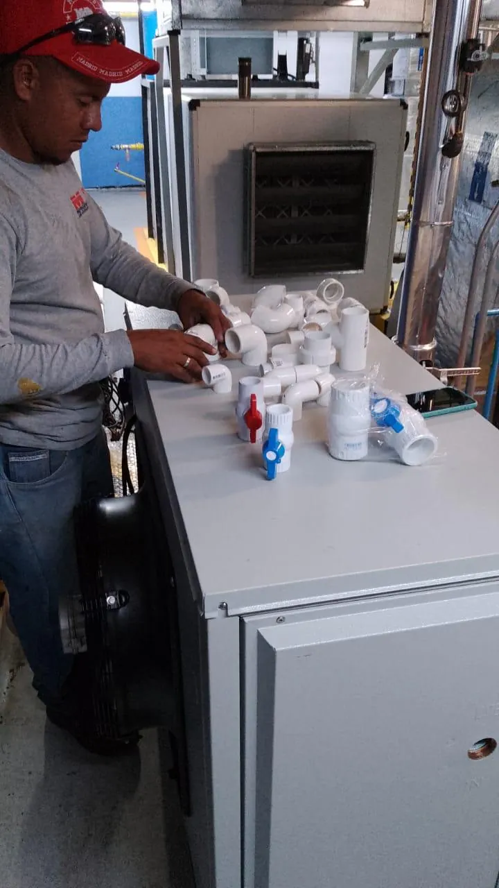 Servicio a equipo de refrigeración en área de trabajo — MR Refrigeración en Guadalajara