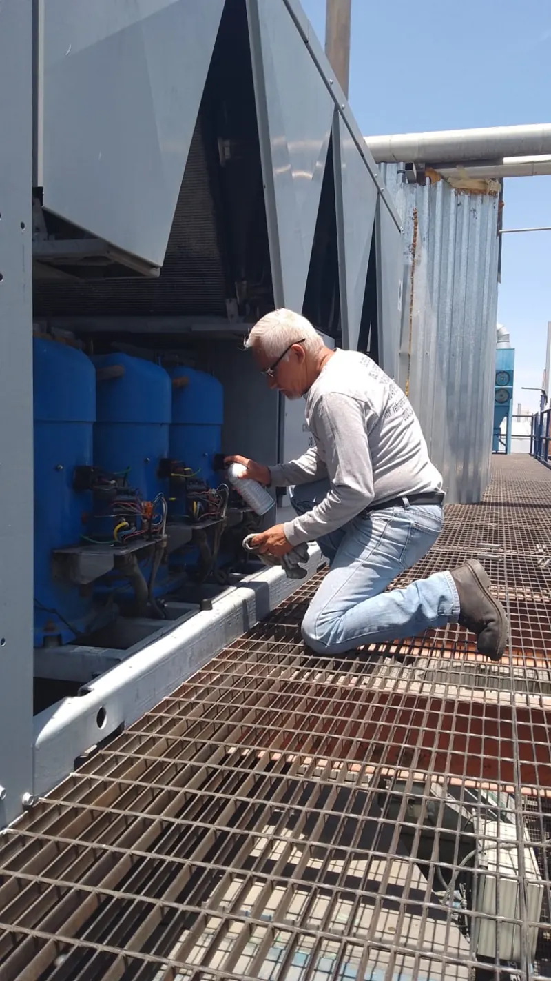 Servicio a equipos exteriores sobre cubierta industrial — MR Refrigeración en Guadalajara