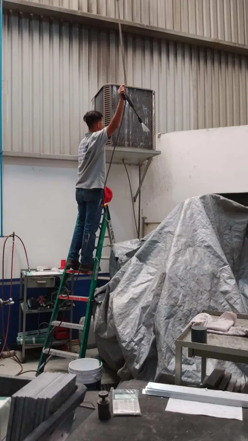Servicio a evaporador elevado en nave industrial — MR Refrigeración en Guadalajara