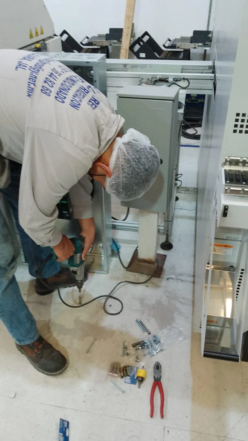Servicio a gabinete frigorífico con panel frontal abierto — MR Refrigeración en Guadalajara
