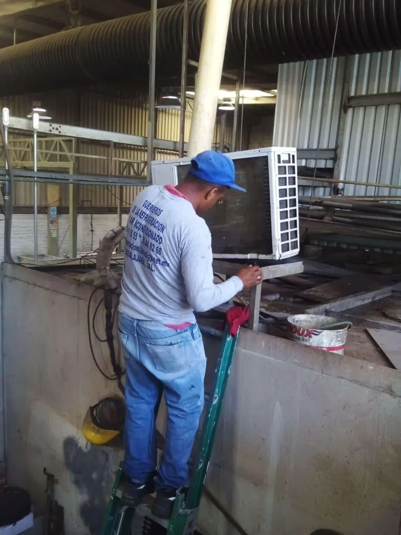 Servicio a gabinete metálico en área de producción — MR Refrigeración en Guadalajara