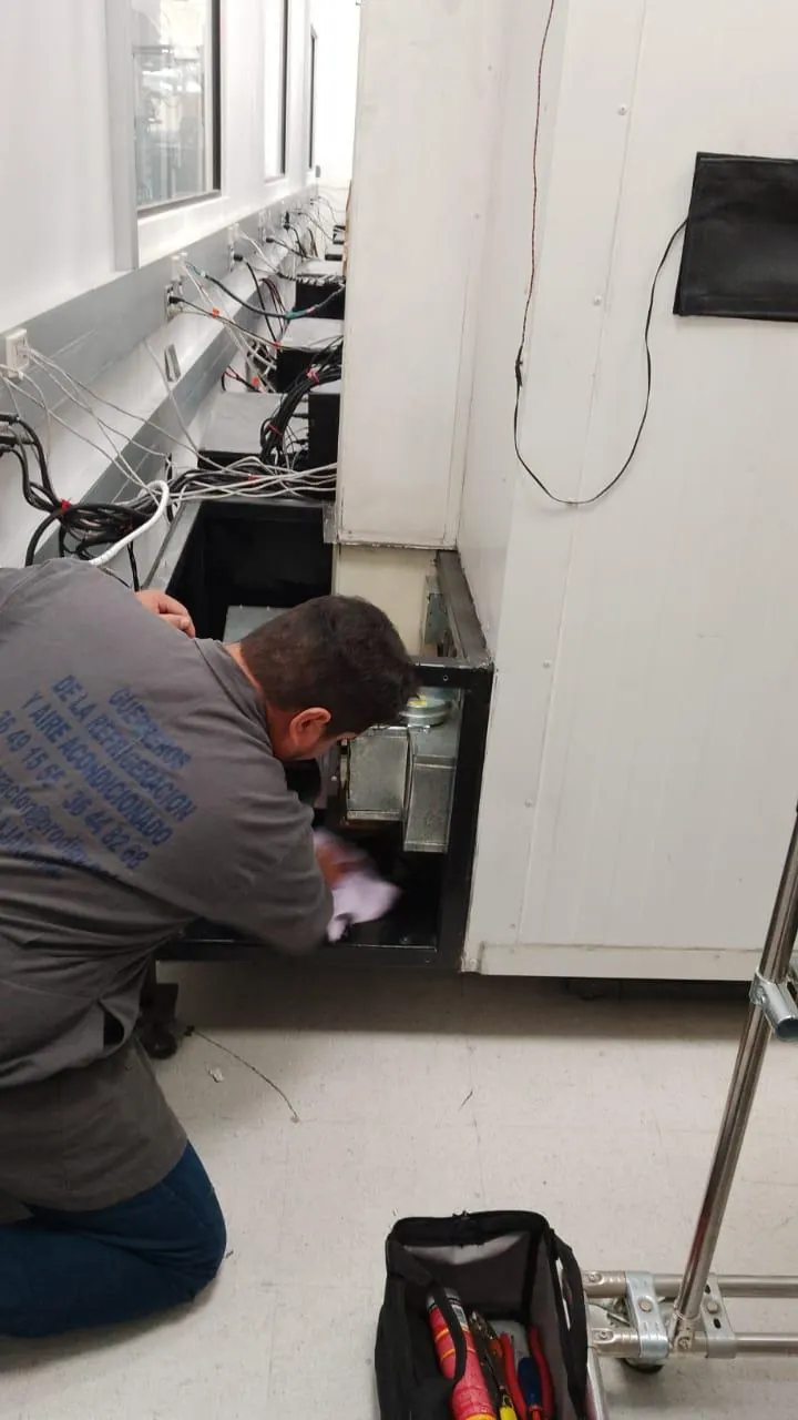 Servicio a gabinete refrigerado de puertas abiertas — MR Refrigeración en Guadalajara