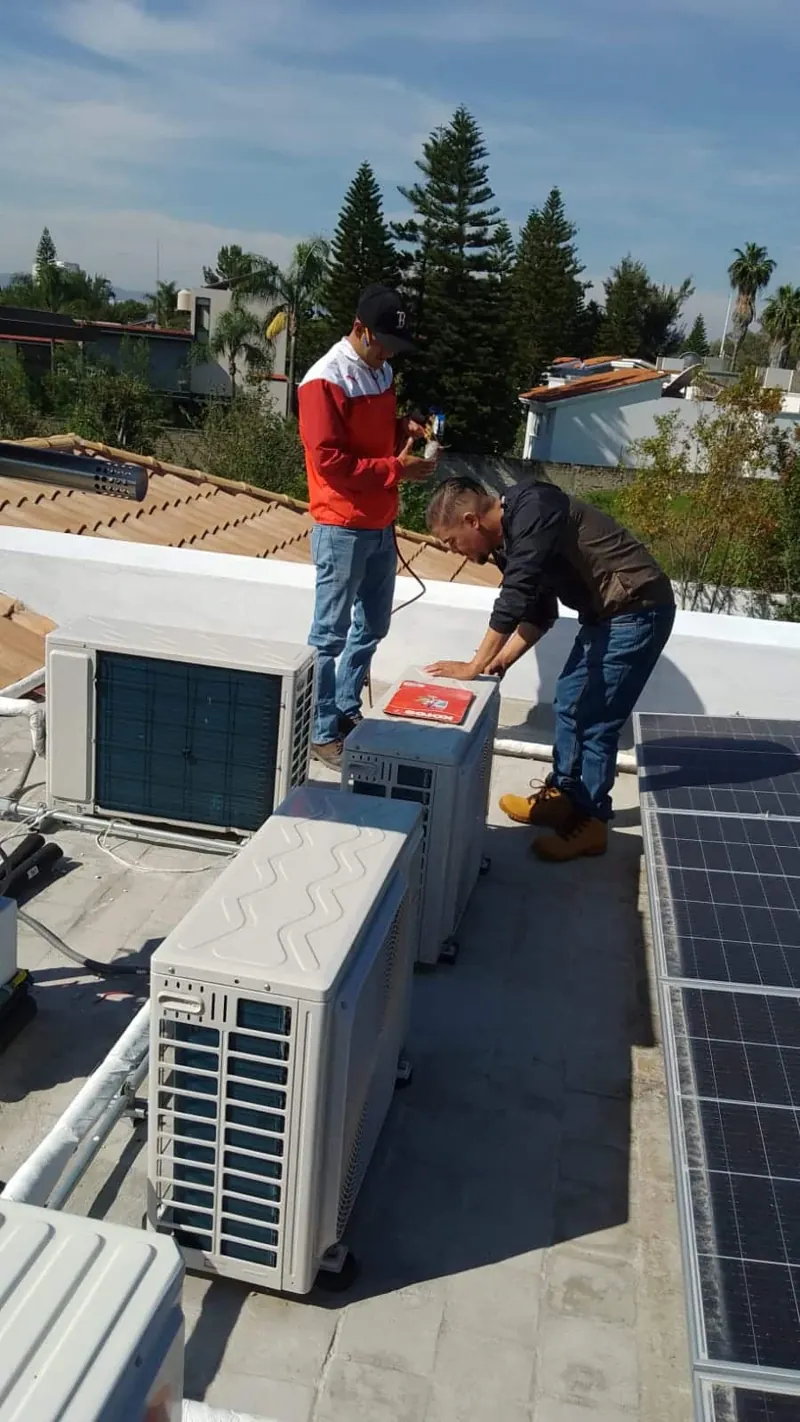 Servicio a varias unidades condensadoras en azotea — MR Refrigeración en Guadalajara