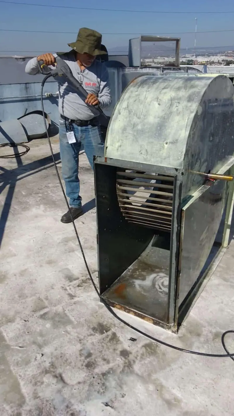 Servicio a ventilador centrífugo en azotea — MR Refrigeración en Guadalajara