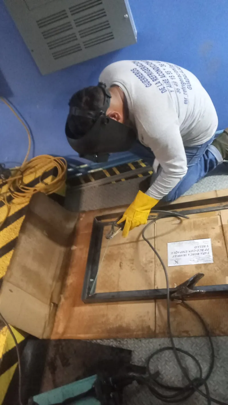 Servicio de mantenimiento con protección de piso — MR Refrigeración en Guadalajara
