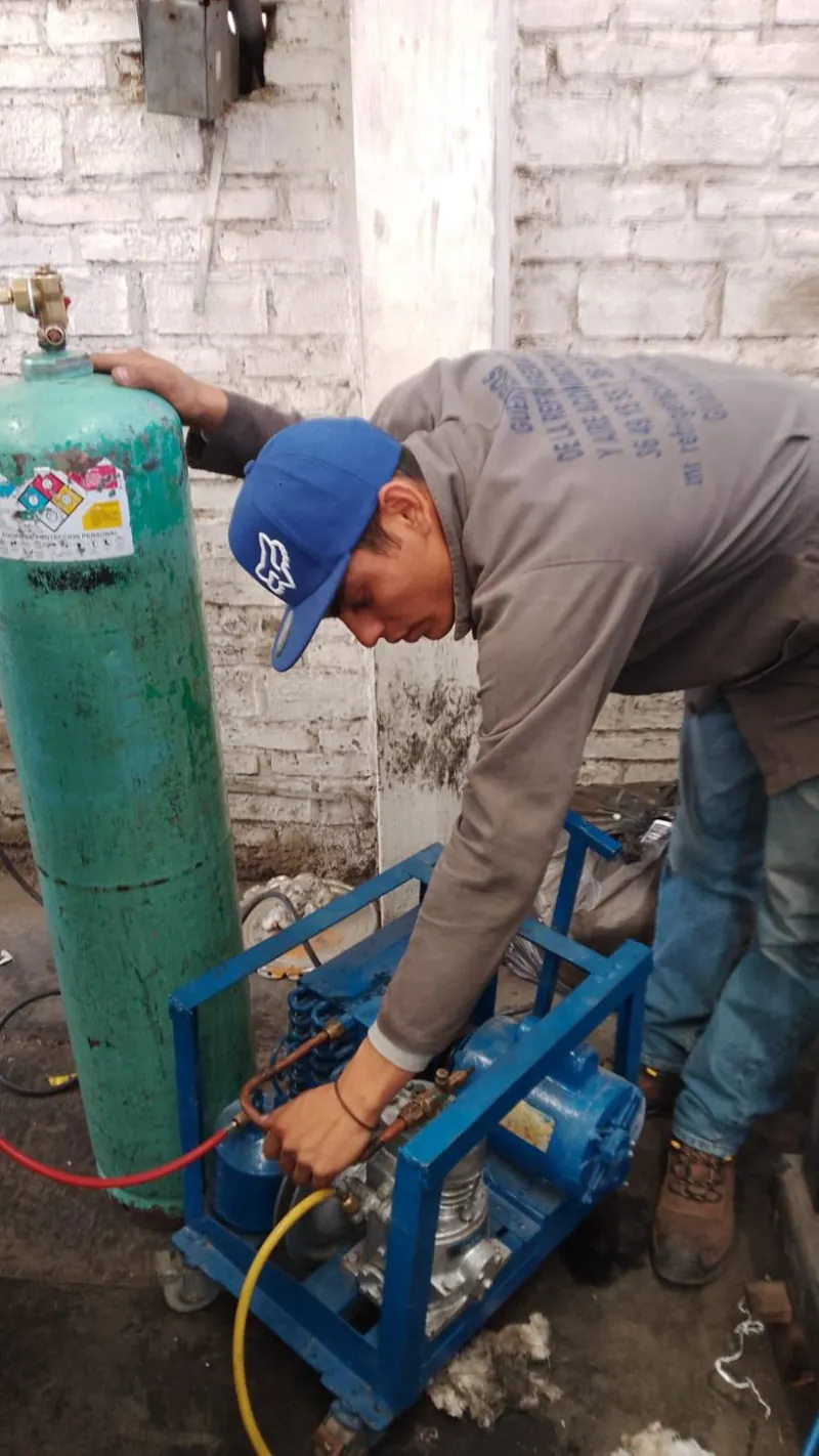 Servicio de refrigeración con cilindros y mangueras — MR Refrigeración en Guadalajara