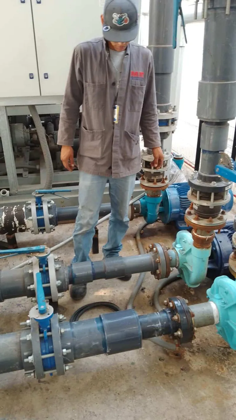Sistema de bombas y tuberías en instalación industrial — MR Refrigeración en Guadalajara
