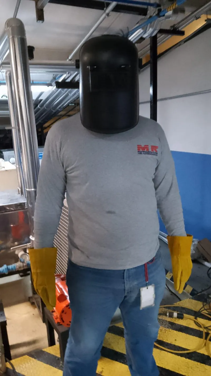 Técnico en pasillo de equipos industriales — MR Refrigeración en Guadalajara
