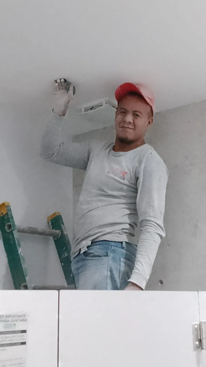 Técnico frente a instalación eléctrica interior — MR Refrigeración en Guadalajara