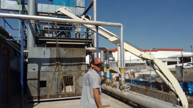 Técnico junto a sistema de refrigeración en exterior — MR Refrigeración en Guadalajara