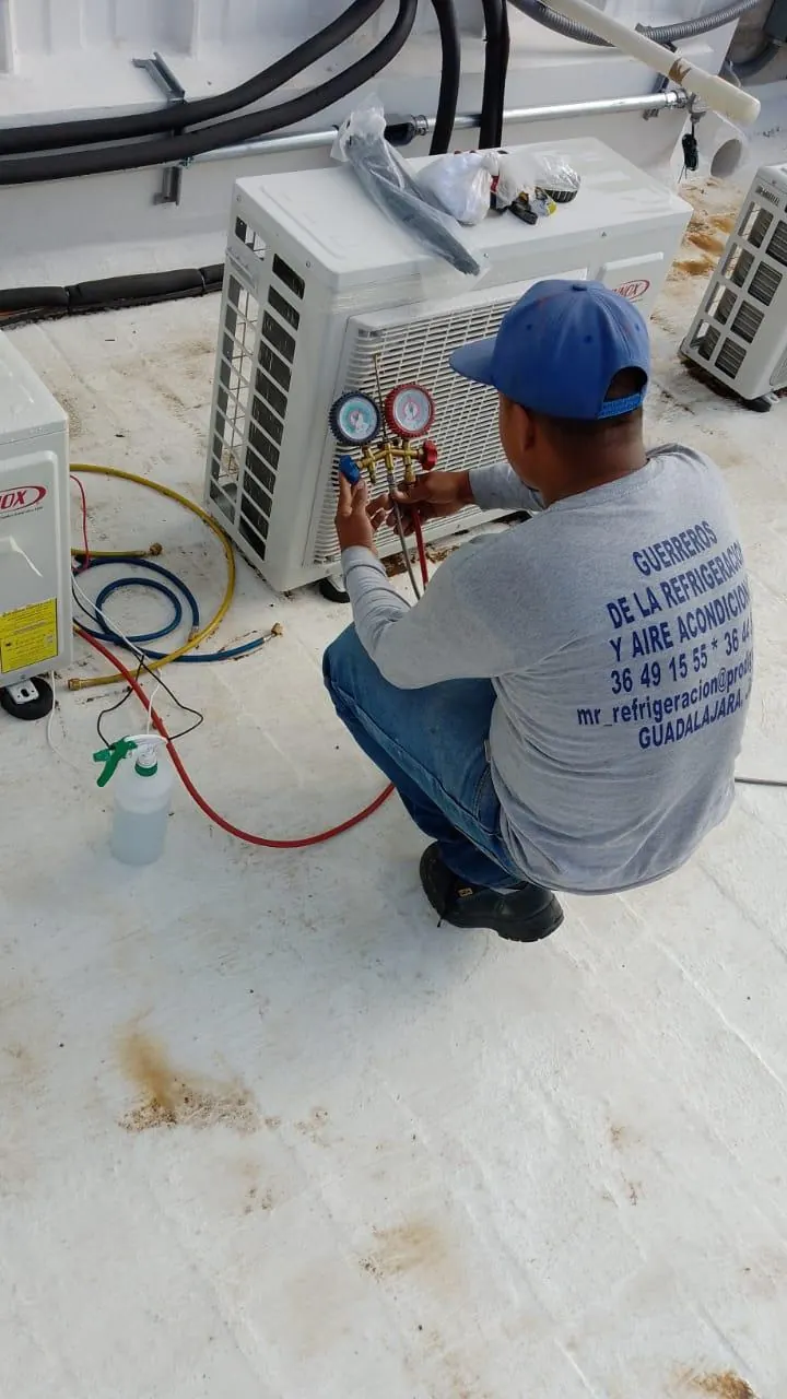 Técnico revisando conexiones de una unidad de refrigeración — MR Refrigeración en Guadalajara