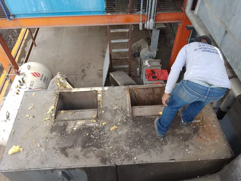 Técnico revisando equipo en cubierta industrial — MR Refrigeración en Guadalajara