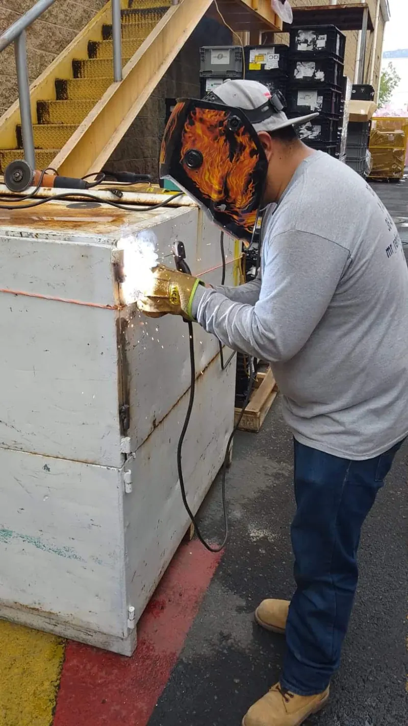 Técnico revisando gabinete de refrigeración — MR Refrigeración en Guadalajara