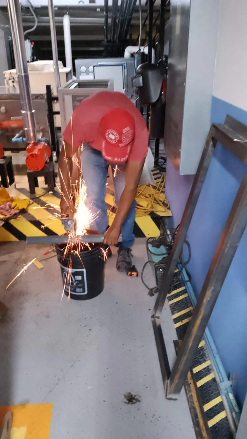 Técnico revisando sistema industrial junto a tuberías — MR Refrigeración en Guadalajara