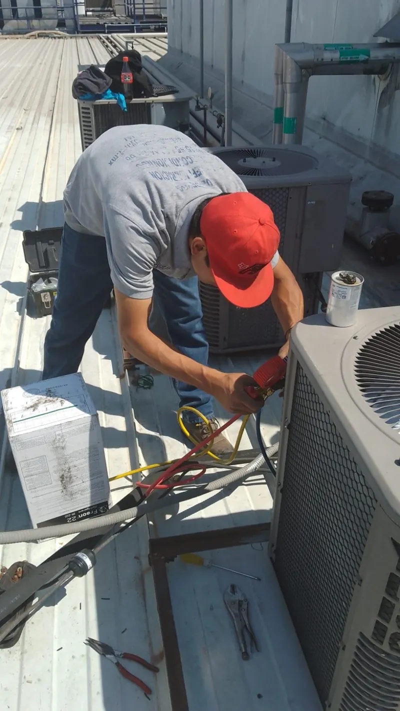 Técnico trabajando con equipo exterior abierto — MR Refrigeración en Guadalajara