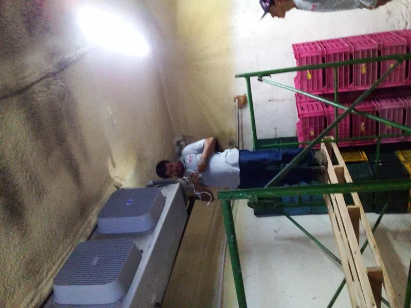 Técnico trabajando en altura junto a estructura industrial — MR Refrigeración en Guadalajara