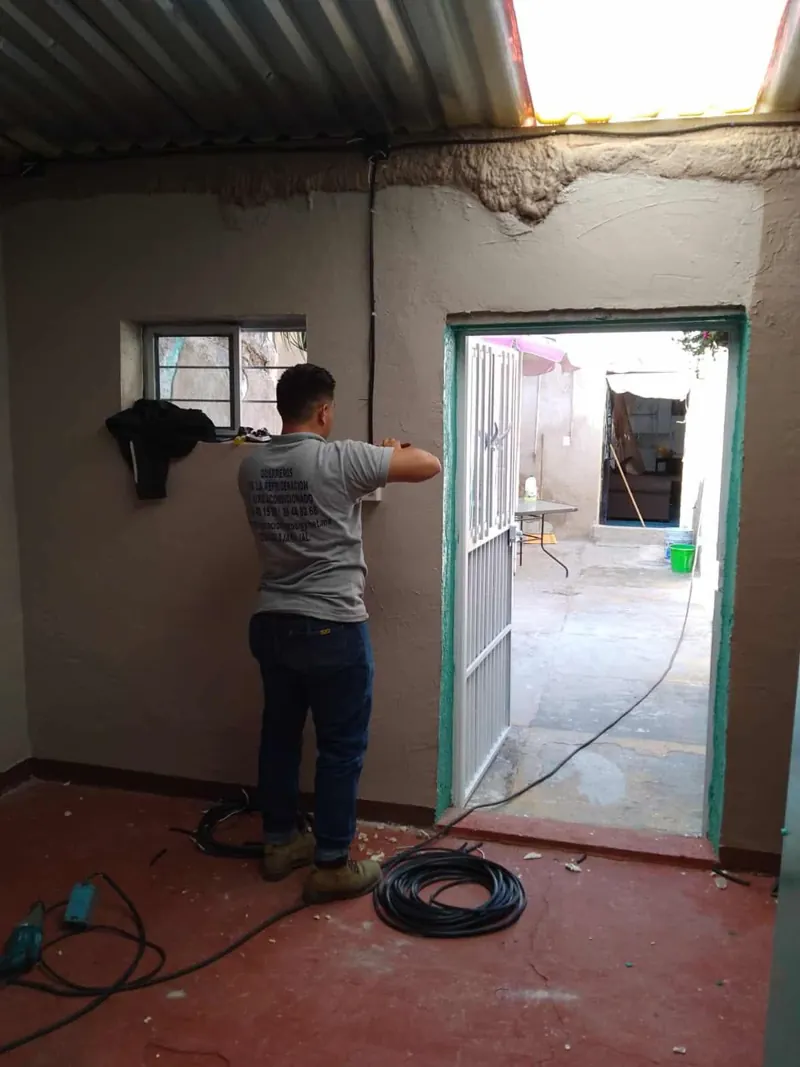 Trabajo dentro de cuarto con acceso aislado para cámaras de refrigeración en Guadalajara