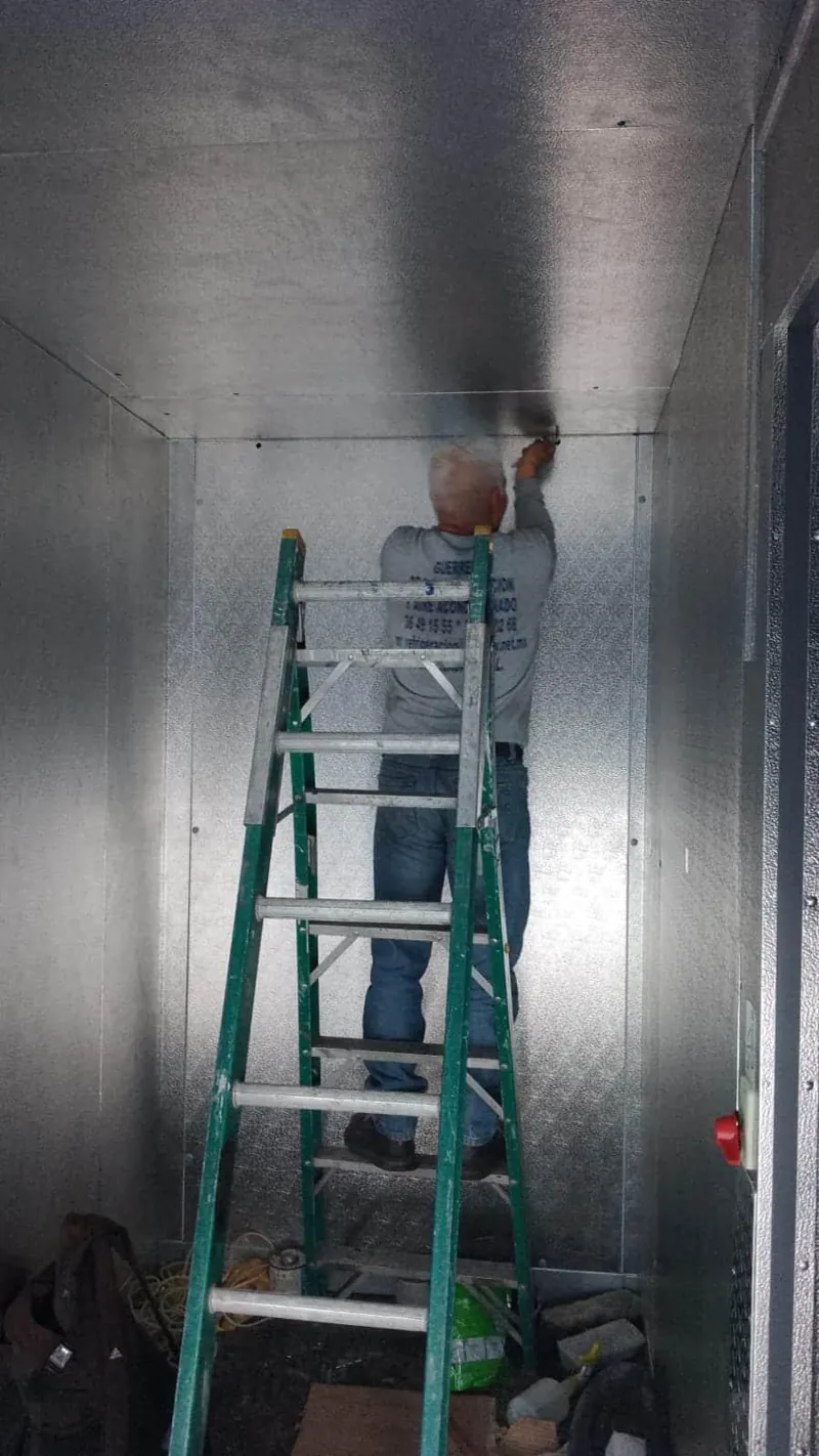 Trabajo en altura dentro de recinto con paneles metálicos para cámaras de refrigeración en Guadalajara