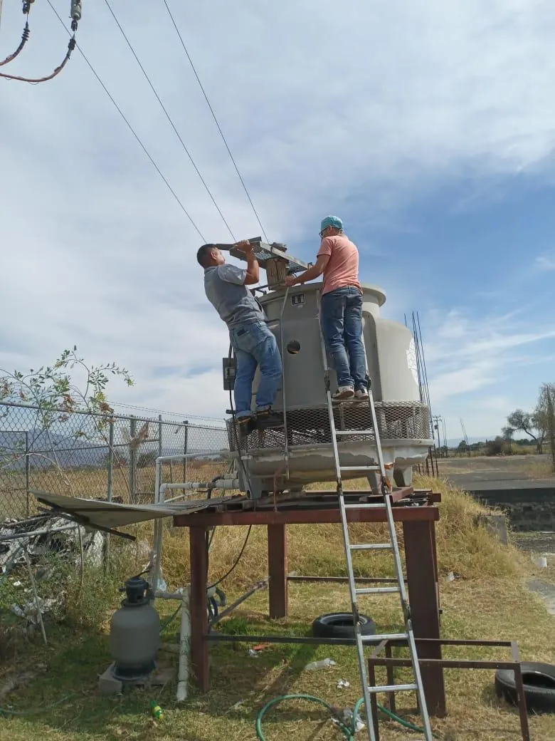 Trabajo en altura sobre escalera exterior — MR Refrigeración en Guadalajara