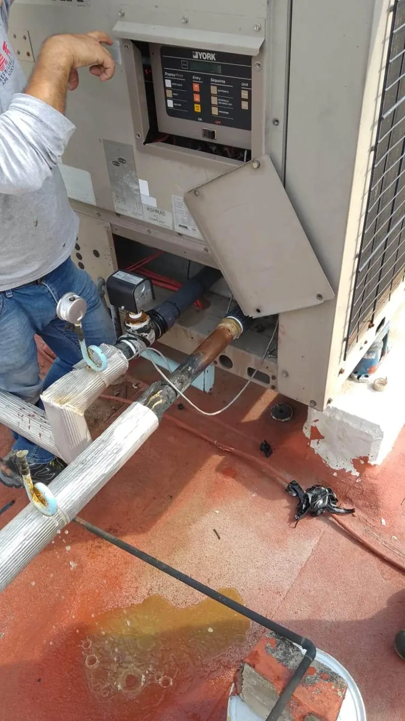 Trabajo en conexiones inferiores de equipo comercial — MR Refrigeración en Guadalajara