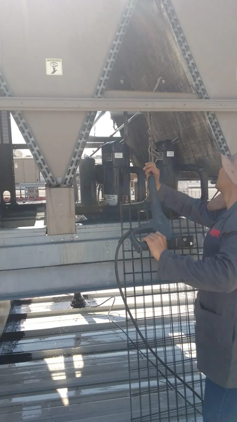 Trabajo en estructura elevada de nave industrial — MR Refrigeración en Guadalajara