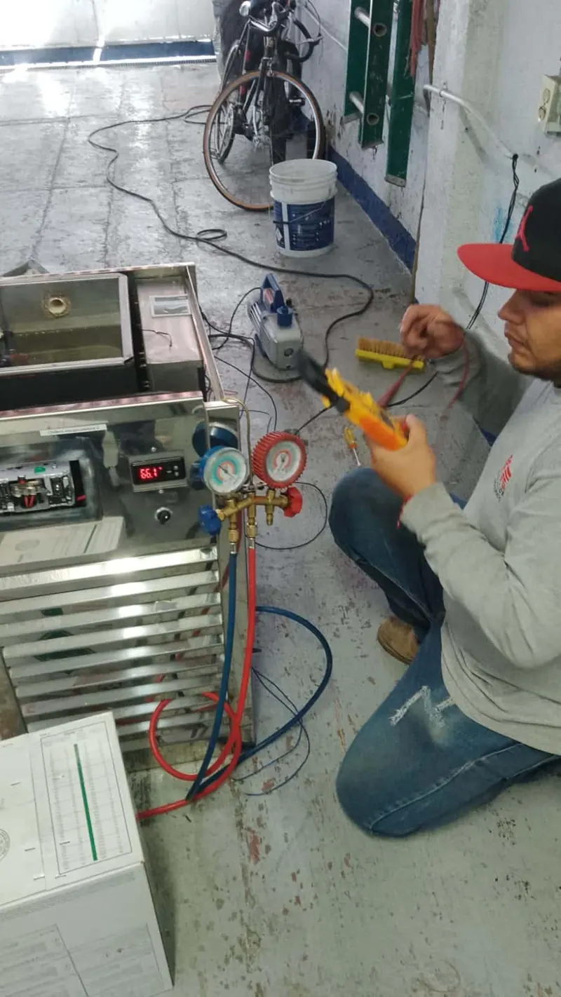 Trabajo en gabinete frigorífico abierto con manómetros — MR Refrigeración en Guadalajara