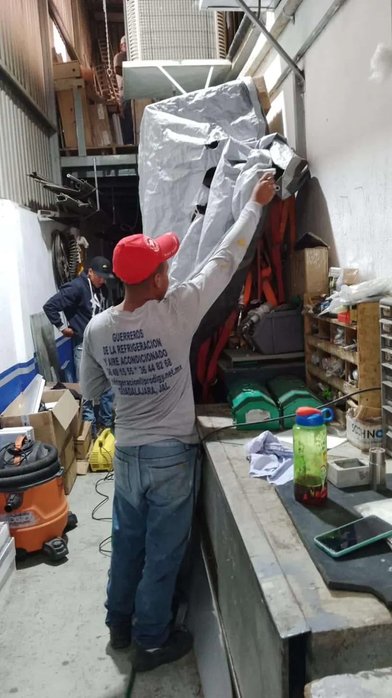 Trabajo en instalación elevada dentro de área comercial — MR Refrigeración en Guadalajara