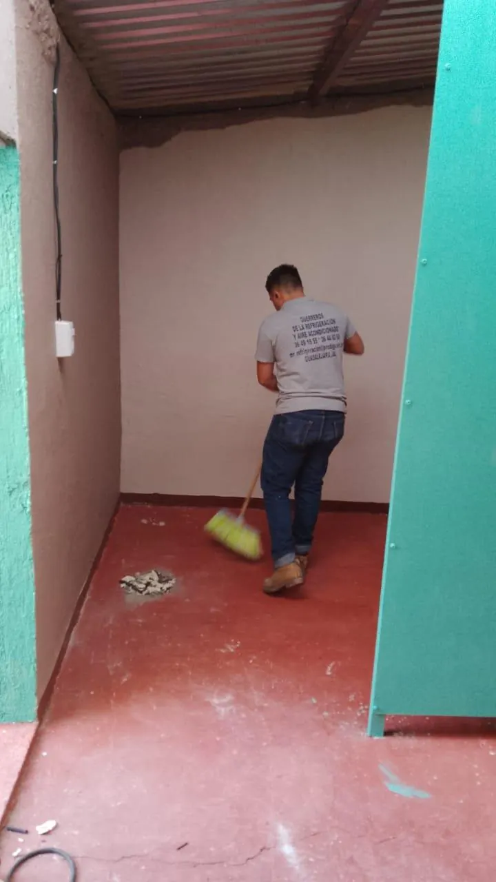 Trabajo en interior de cuarto con puerta aislada — MR Refrigeración en Guadalajara