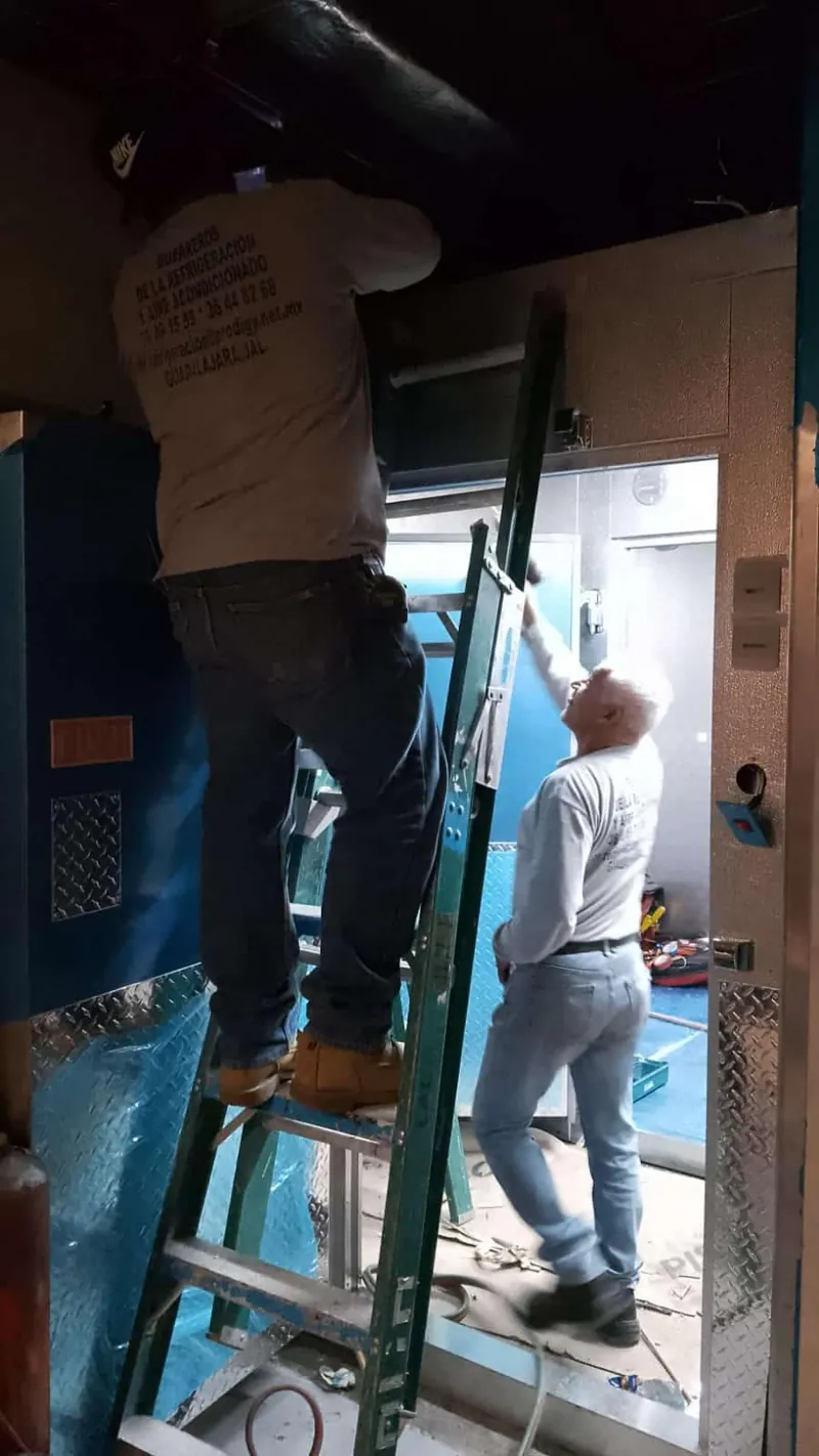 Trabajo en techo interior de área comercial — MR Refrigeración en Guadalajara