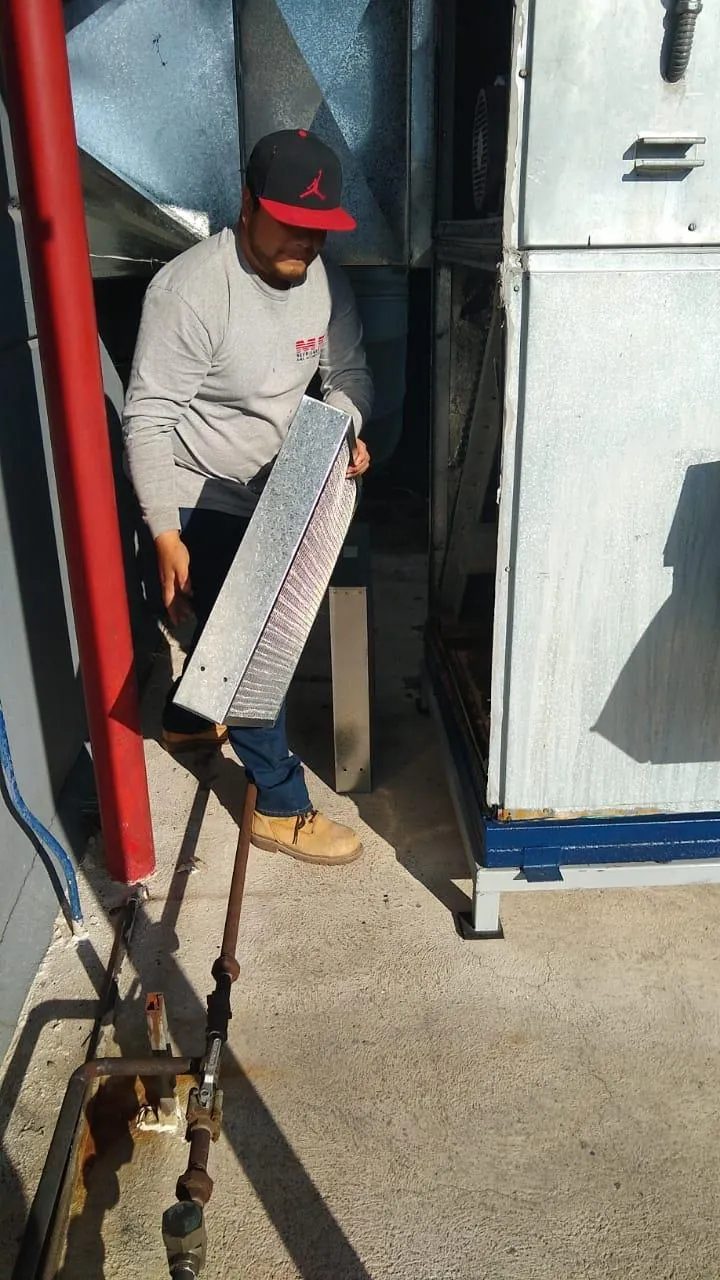 Trabajo junto a puerta de cámara de refrigeración para cámaras de refrigeración en Guadalajara