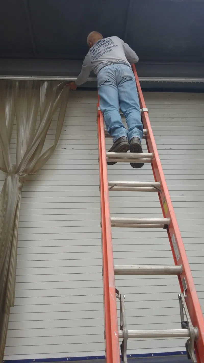 Trabajo sobre escalera en recinto de paneles aislantes para cámaras de refrigeración en Guadalajara