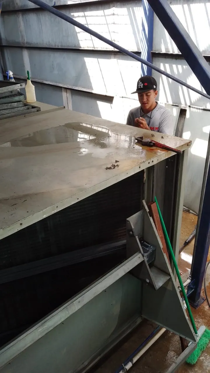 Trabajo sobre gabinete metálico de equipo comercial — MR Refrigeración en Guadalajara