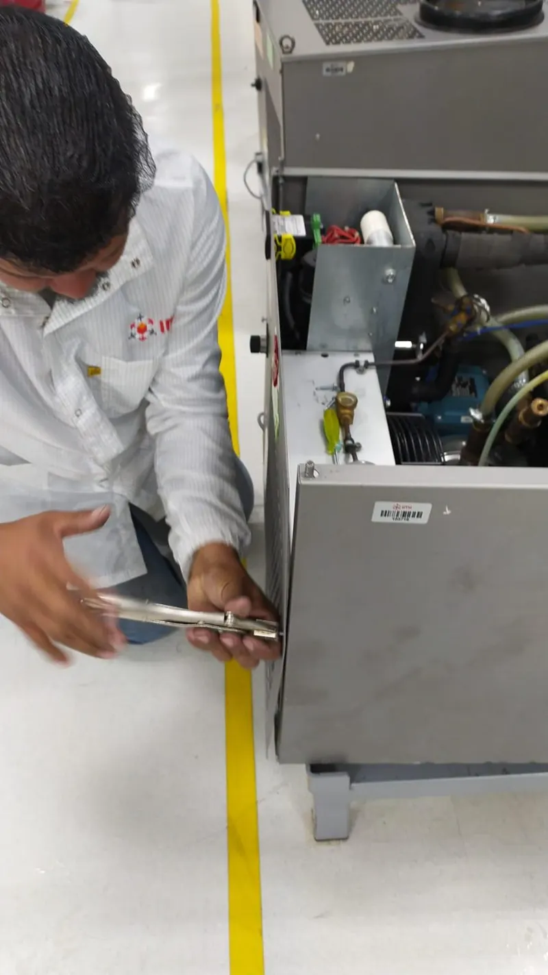 Trabajo técnico con gabinete y panel frontal abierto — MR Refrigeración en Guadalajara