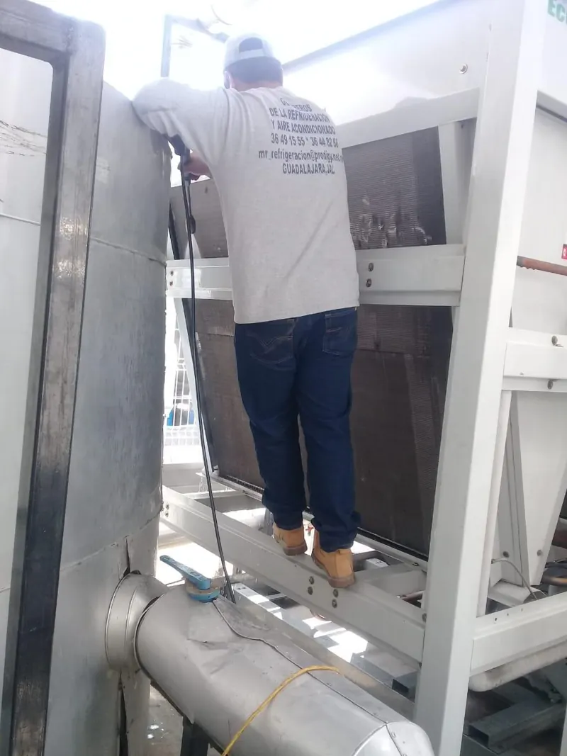Trabajo técnico en bastidor de equipo frigorífico — MR Refrigeración en Guadalajara