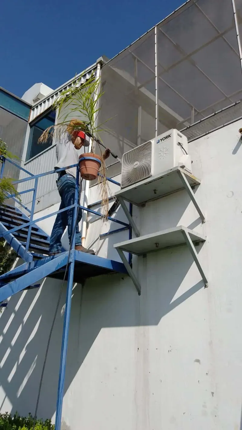 Trabajo técnico junto a escalera metálica exterior — MR Refrigeración en Guadalajara