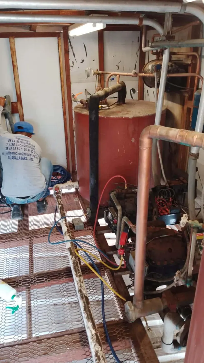 Tuberías de cobre y componentes del sistema frigorífico — MR Refrigeración en Guadalajara